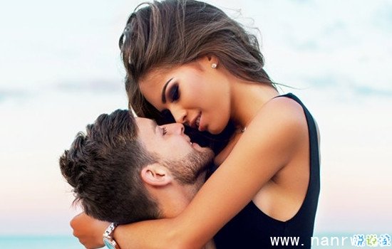 接吻时女生手放在哪里比较好 女生主动吻男生好吗7